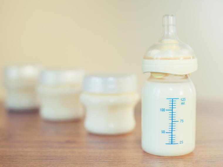 ¿Cómo se debe conservar la leche materna?